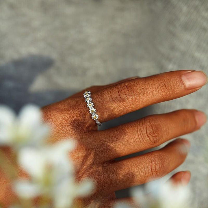 Marguerite | Painted Silver Daisy Ring