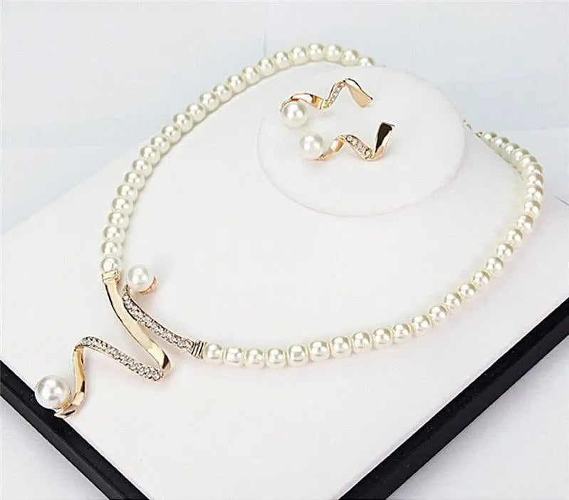 Henrietta | Necklace and Earrings Set with Natural Pearls