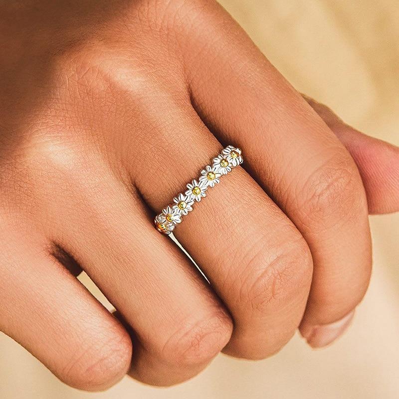 Marguerite | Painted Silver Daisy Ring