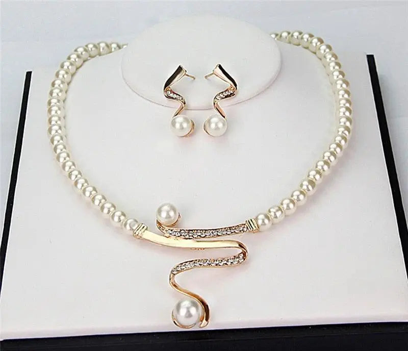 Henrietta | Necklace and Earrings Set with Natural Pearls