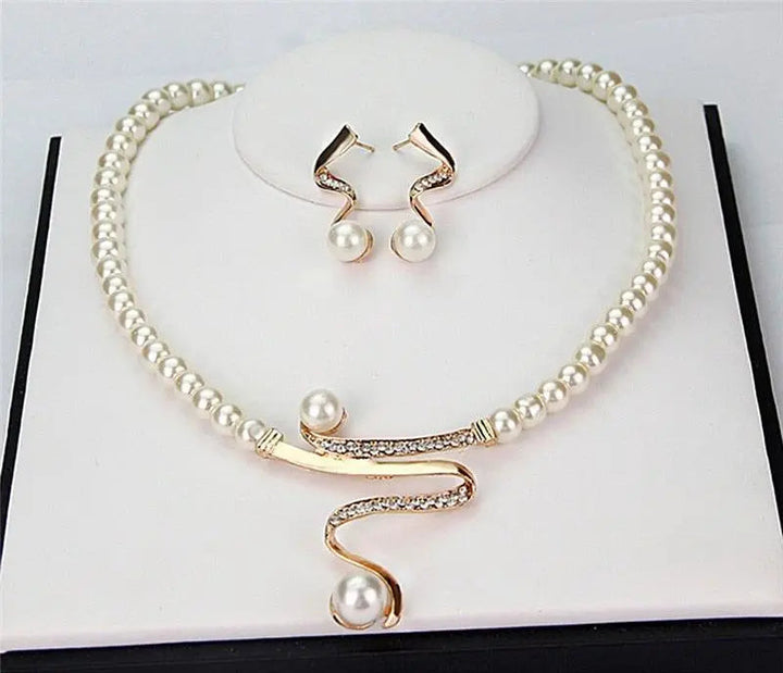 Henrietta | Necklace and Earrings Set with Natural Pearls